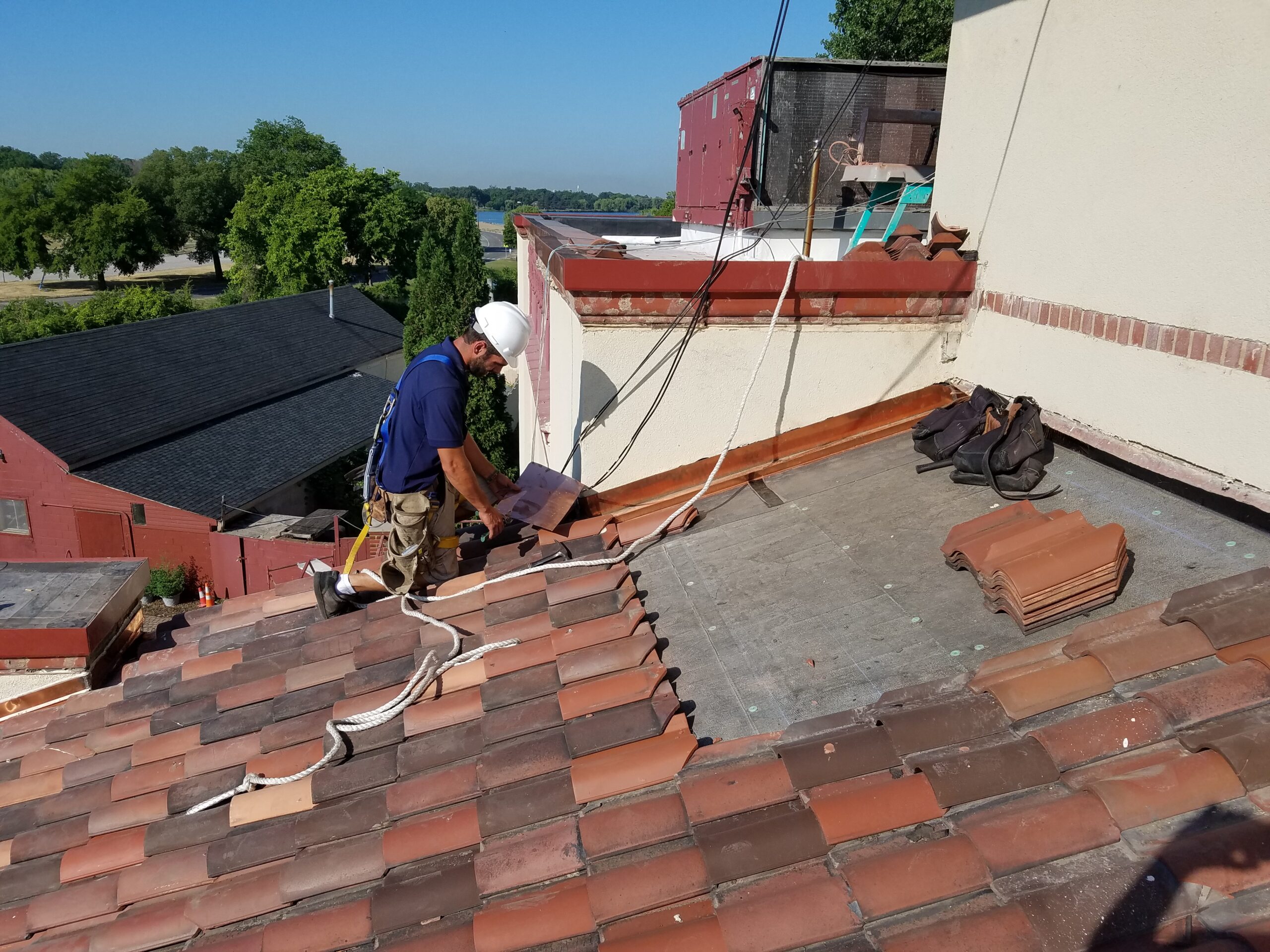 roof tiles installer