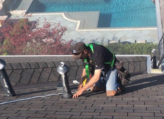 installing roof tiles