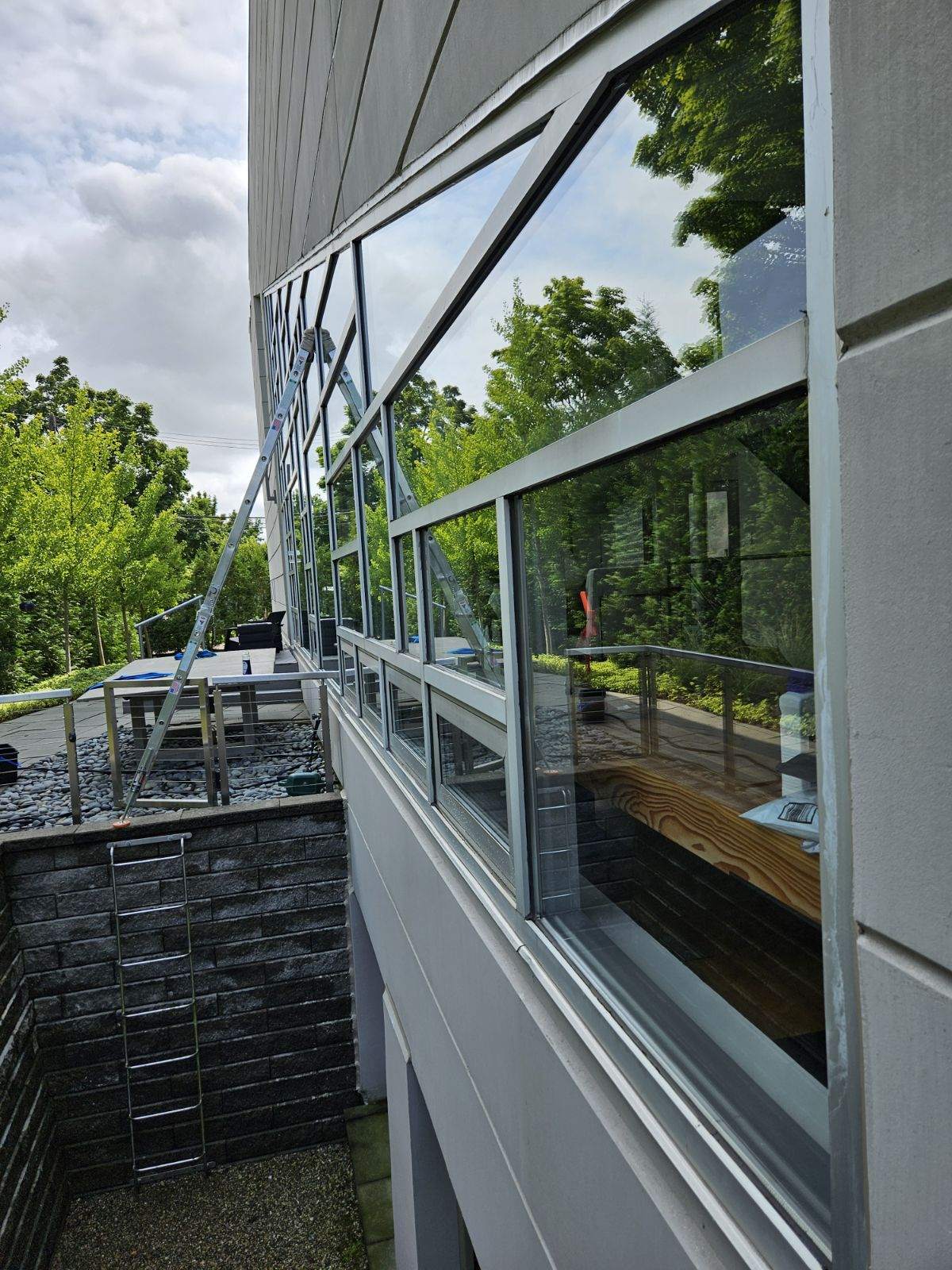 Clean windows outside